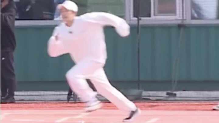 كيف يُظهر تشون يونو أنه يركض ببطء بينما هو في الحقيقة سريع جدًا؟ لقد ذُهلت تمامًا وقتها | سيفتينين