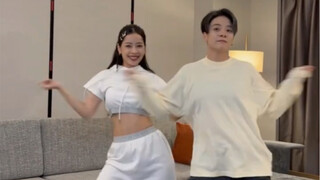 Zhi Fu teaches Amber to dance the "Ding Ding Dang Dang" dance—sisters, you're so good at twisting, a