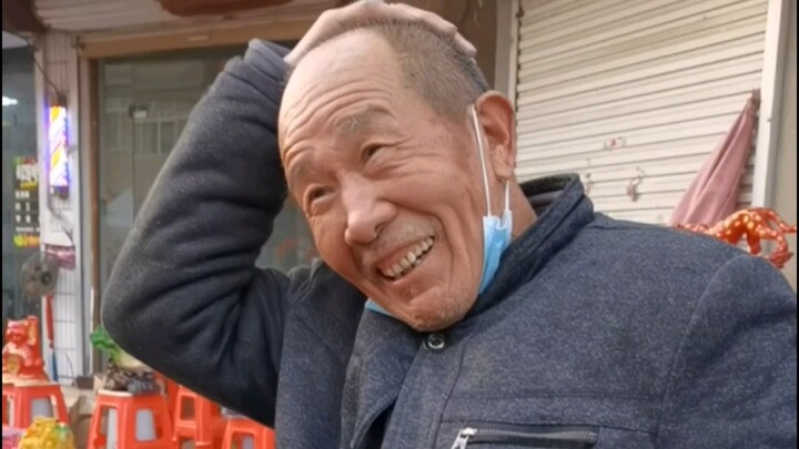 大爷说他以前是老兵，看气质我相信了！