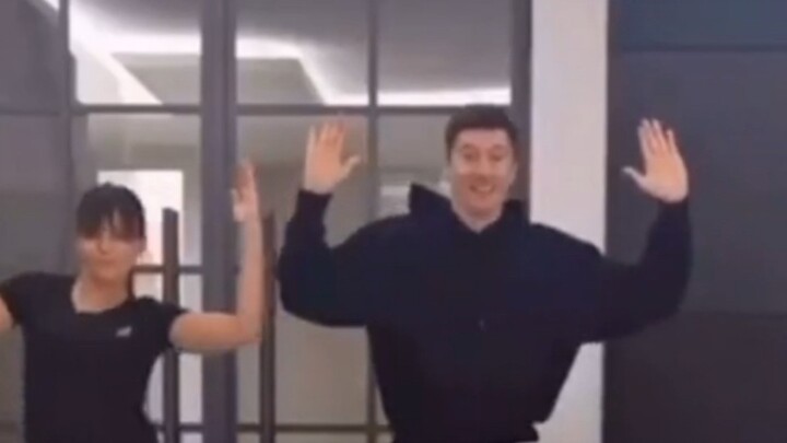 Lewandowski biểu diễn điệu nhảy cổ vũ cho Haaland