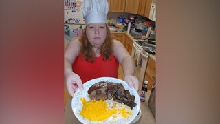 أرادت المرأة أن تكون أمًا بدوام كامل، لذا قررت أن تحضر عشاءً من شرائح اللحم لإقناع زوجها.