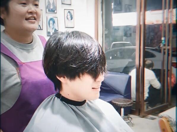 الخروج من صالون الحلاقة مبتسمًا