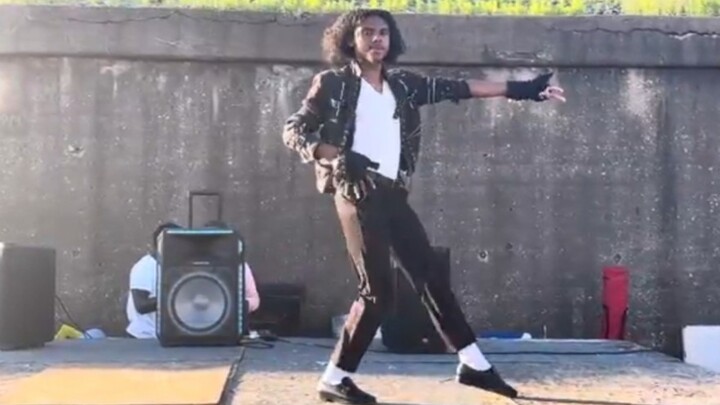 Seorang pria asing menari mengikuti lagu "Bad" milik Michael Jackson dengan penuh semangat! Bahkan l