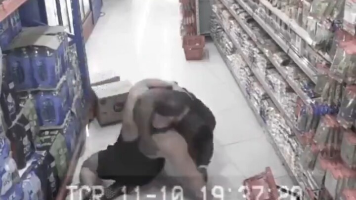 เมื่อผู้สร้างหุ่นฟิตเนสมาปรากฏตัวบน CCTV