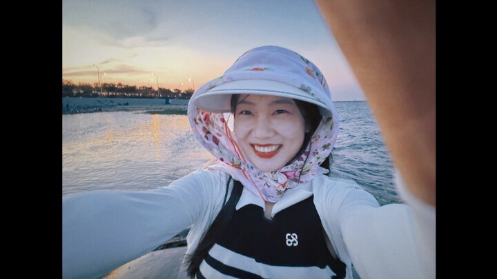 Matahari terbenam dan laut. Pasangan sempurna merah dan biru!