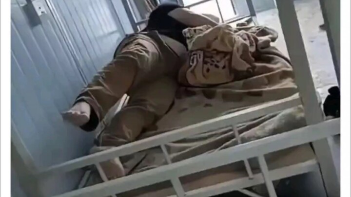 Teman sekamar sudah tidur selama empat jam, apakah ada masalah?