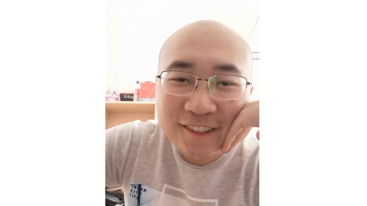 Éo le! Người đàn ông đầu trọc vô tình bật chế độ làm đẹp trong livestream mà vẫn không hề hay biết