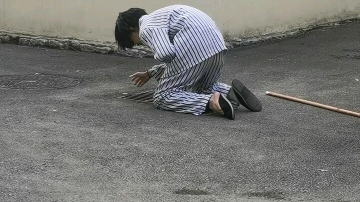 Bajingan ini hari ini terus-terusan manggil-manggil “Kakak Zhuge” segala, ribut banget, bikin sebel!