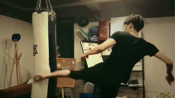 Nói cho các bạn biết, chân tớ dài lắm đấy!