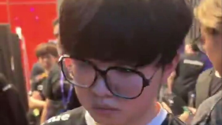 เพราะอุปกรณ์ในเกมค้าง คังคังเลยต้องเปลี่ยนเมาส์ ทำให้หลังจากนั้นรู้สึกไม่ถนัดมือเลย