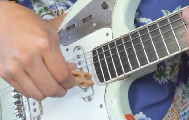 عندما تضع مشبكًا على الغيتار الكهربائي، فهذا جهاز تأثير فيزيائي!