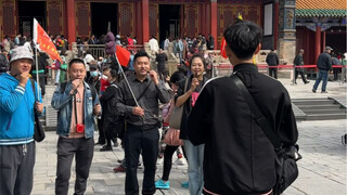 Find five tour guides to explain together