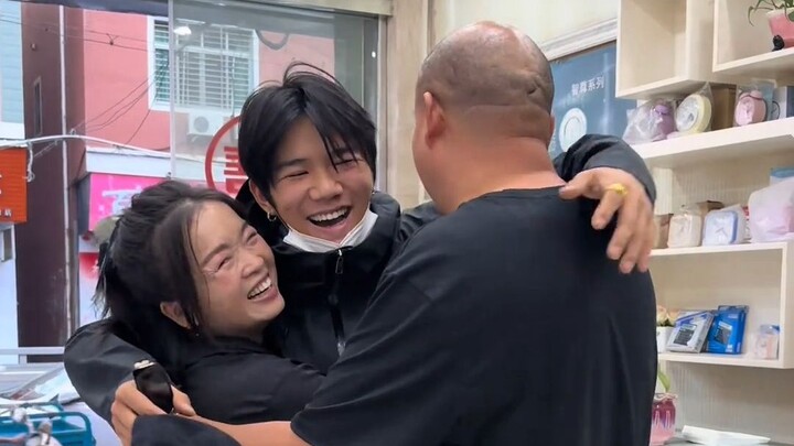 ฉันไม่ได้กลับบ้านมาสี่ปีแล้ว แม่มักจะบอกฉันเสมอว่าฉันเป็นเด็กเกเรที่ไม่มีบ้าน แต่ฉันรู้ว่าแม่ที่บอกฉ