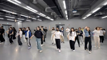 Bai Jiuying นักเรียน 1 ล้านคนในชั้นเรียนสอน "BOYS PLANET - Here I Am"
