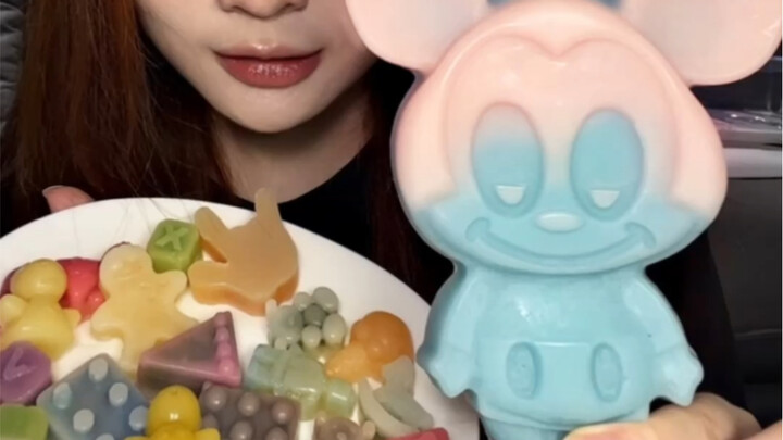 Try the candies that are all the rage online! The wax-bottle candy is here.