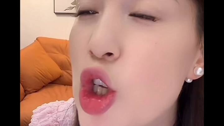 พี่เจ้าหน้าที่ความปลอดภัยหล่อมากเลย ฉันขอเป็นเพื่อนสนิทของพี่ ได้ไหม? แล้วจะได้หอมแก้มพี่ทุกวันเลย～ 