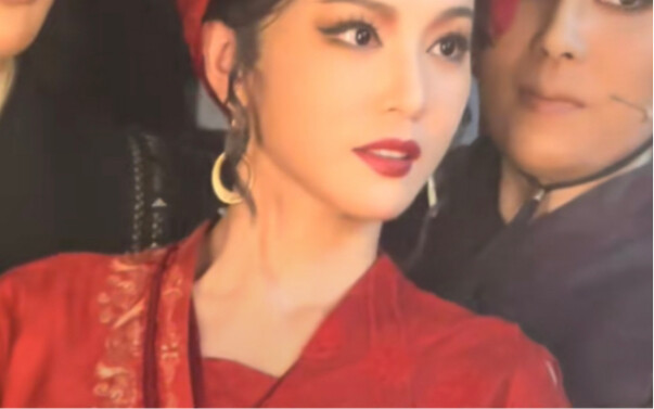 Tolong... tubuh yang luar biasa! Wajah yang luar biasa!