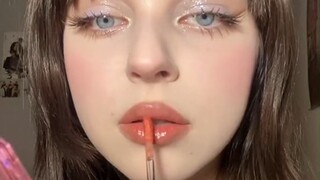 The blogger who excels at creating dazzling eye makeup is always urged by fans to release tutorials.