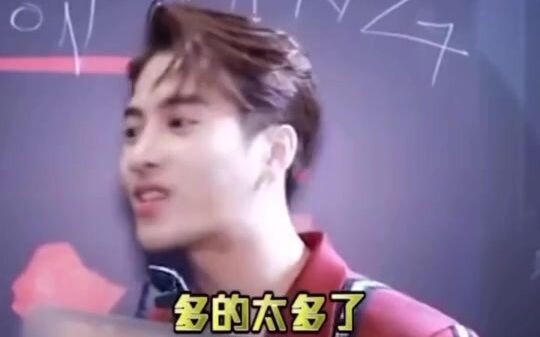 وَانغ جيا إر ما يشوفهش نجاح في أي شي، لكنه رقم واحد في الردود الحادة على المعجبين؟ هذا الصوت “ها” مب