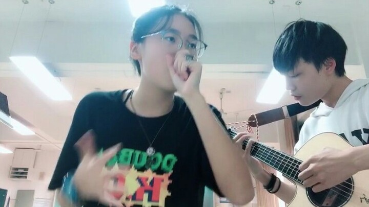 Hai học sinh trung học cover "Believer" trong lớp học