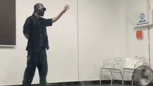 "كيف لـ تشانغ يي شينغ أن يكون لديه معجبون ذكور؟"