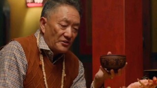 Chó thích ăn khoai tây và có thể dùng đũa?
