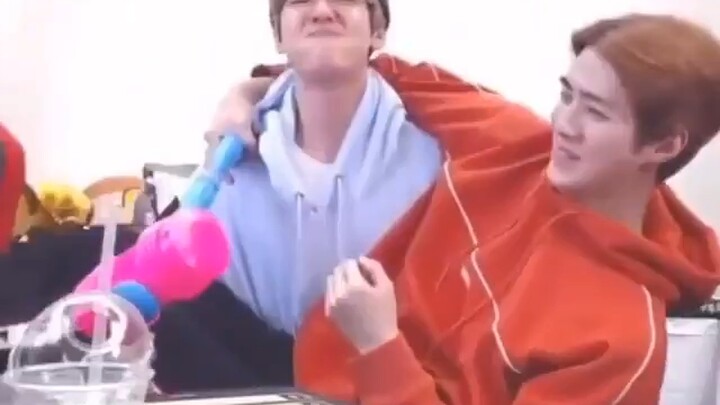 Mỗi người cưng bé Sehun theo cách riêng của mình