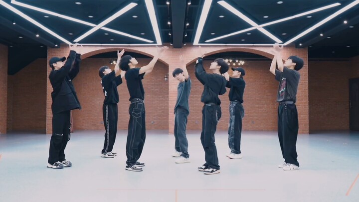 Khi nhóm nhạc Thời Đại Thiếu Niên Đoàn với "Hiệp" gặp nhóm nhạc Hard Candy Girls 303 với "Cuồng Bạo"