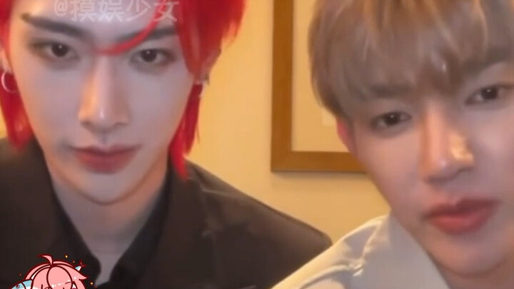 Hahahaha, membuat staf berpikir dia sedang mengucapkan kata-kata manis untuk penggemar