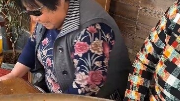 Đây là lần đầu tiên tôi nhìn thấy đôi chân to như vậy!