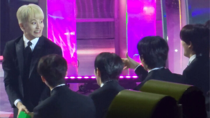 Mark: Quay lại nhìn các em trai 6D: Hahaha!