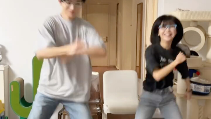 2023.10.16 Vương Hữu Thạc và A Đẩu cập nhật "chủ yếu là mỗi người nhảy một kiểu", hai người thật sự 