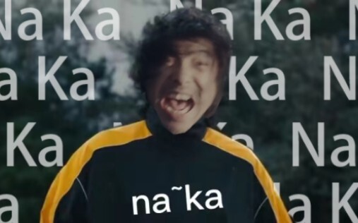 Setelah menabrak seseorang, ia dengan sangat sedih menyanyikan “Bunga Musim Dingin”