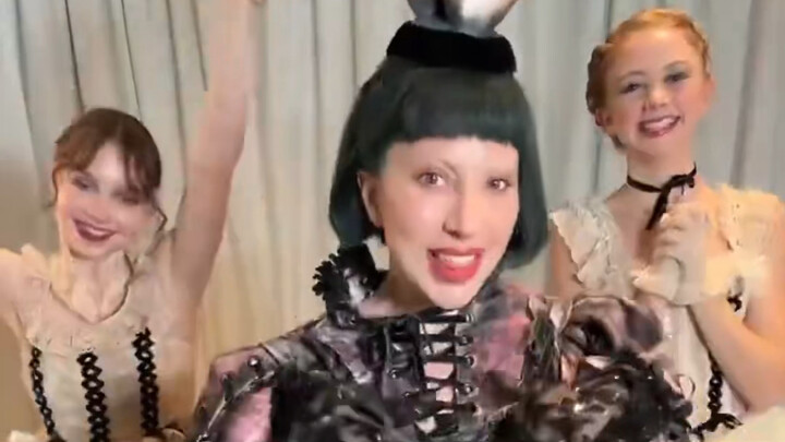 Lady Gaga cùng Tiểu Lang Nữ và Người Phụ Nữ Tàng Hình nhảy điệu The Dead Dance