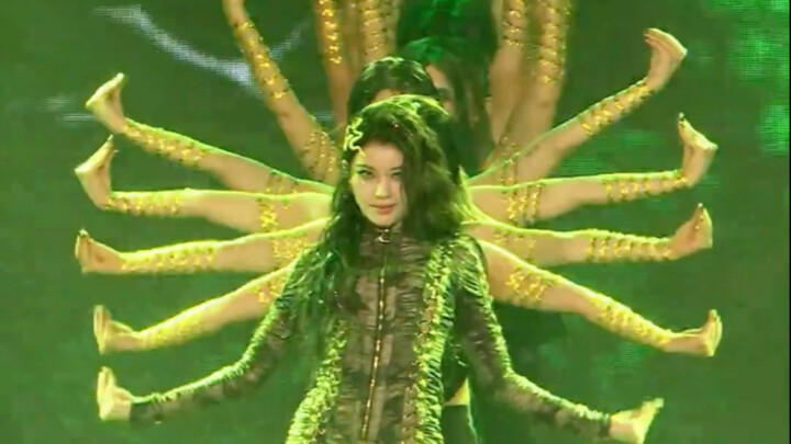 Đây thực sự là sân khấu cuối năm của K-pop ư?! Hai năm sau xem lại vẫn thấy vô cùng choáng ngợp!!