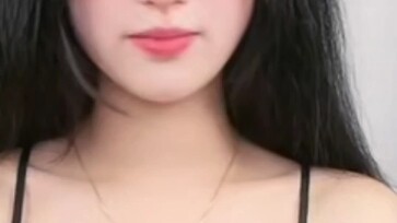 ปากจู๋นิดหน่อย สายตาชวนเคลิบเคลิ้ม