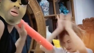 “一边挨揍一边鼓掌”