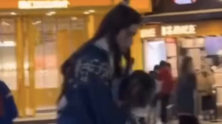 男孩滑板踩滑一头摔进古装男子怀里