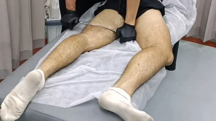 นักกีฬาสวมถุงเท้าขาวฝึกผ่อนคลาย