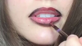 Beauty bloggers complete various lip makeup at the request of fans, and black lip liner will not fai