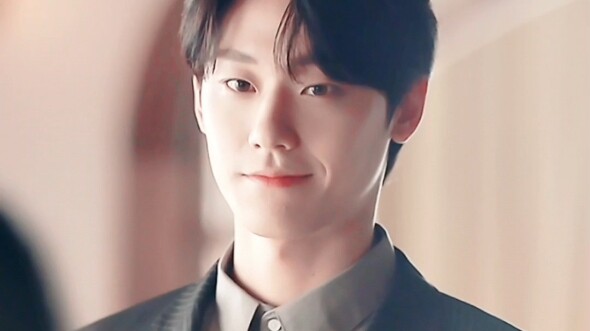 Pernah nggak kamu langsung jatuh cinta pada pandangan pertama sama aktor ganteng di drama Korea?