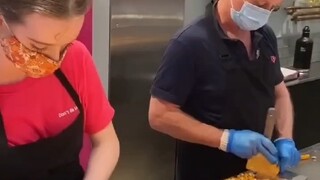 مسابقة الأب والابنة في تقطيع الحلوى