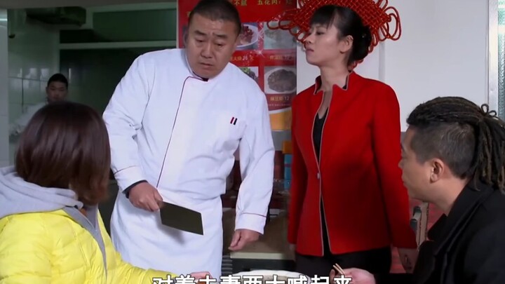 Nhân viên phục vụ thò tay bẩn vào nồi súp gà, chẳng những không xin lỗi mà còn cầm dao đe dọa khách 