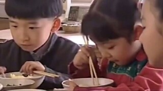 The son eats steamed egg with meat, but the nephew can't even eat rice with sesame oil. The uncle is