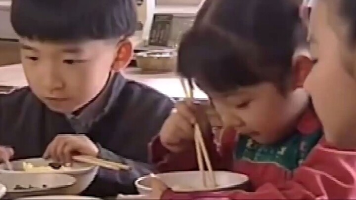 The son eats steamed egg with meat, but the nephew can't even eat rice with sesame oil. The uncle is