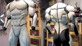 The inner muscle suit is partially filled. The previous video is a slim fit suitable for Nightwing. 