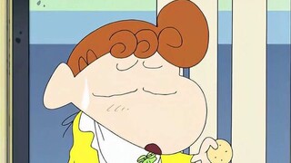 小葵自己一人撕不开零食，喊来小弟弟帮忙，一起使劲！