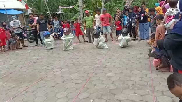 anak2 jaman skrng saat lomba karung 🤣🤣