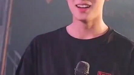 คิม มินกยู โอ้พระเจ้า ใกล้เกินไปแล้วววว!! แค่เอื้อมมือก็แตะหน้าพี่ควีได้เลย