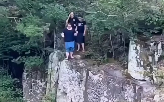 Người thứ nhất ngã khá nặng, người thứ hai chắc là phải tạm biệt rồi